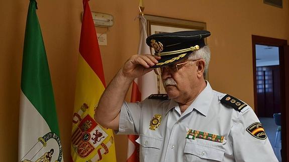 El comisario provincial de Almería, Custodio Hidalgo, en su despacho de la avenida del Mediterráneo. 