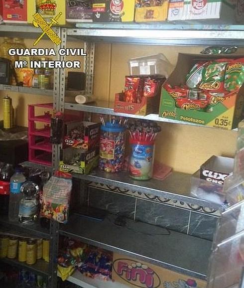 Descubren droga entre gominolas y pipas de una tienda de Atarfe