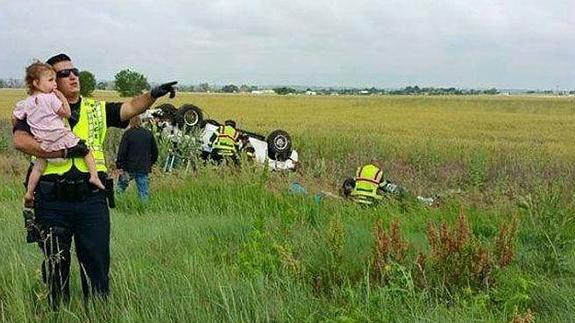 La tierna foto de un policía cantándole a una niña tras perder a su padre en un accidente ha enamorado al mundo