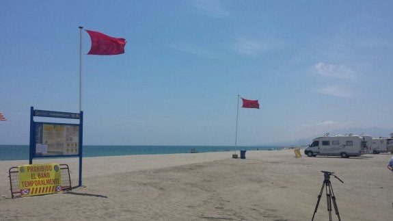 Cuevas y Vera, sin playa: la microalga sigue al acecho