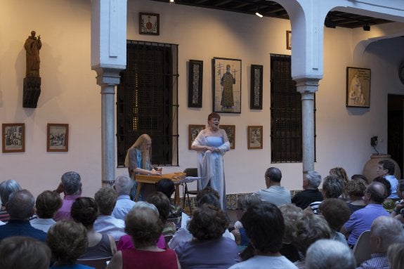 La soprano estonia Maren Ülevain, en un momento del concierto anoche en la Casa de los Pisa.
