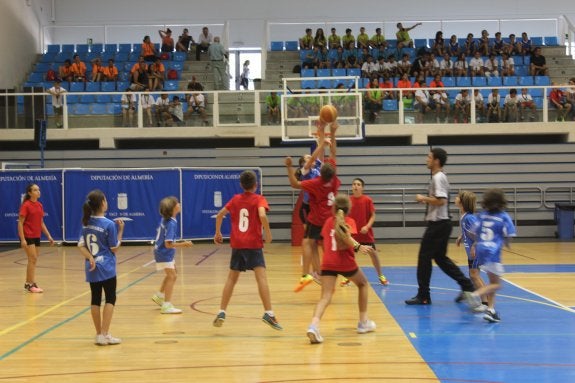 El pabellón Moisés Ruiz acoge el inicio de la Olimpiada Escolar