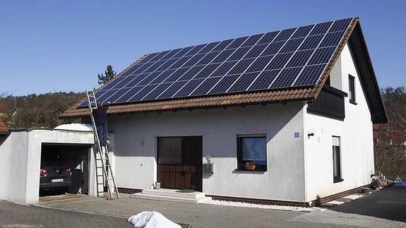 Instalación de paneles solares en el tejado de una casa unifamiliar de Coburg (Alemania) 