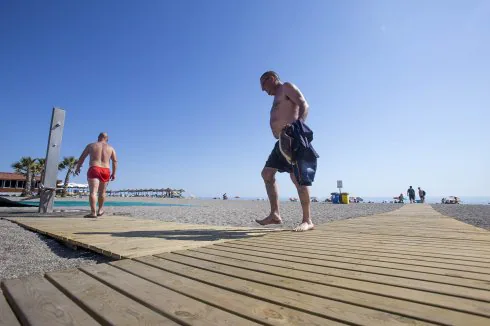 Pasarelas, duchas, contenedores... los ayuntamientos se esfuerzan por poner a punto las playas.