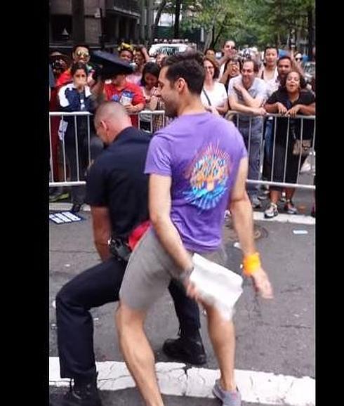 Un policía se desmelena en el desfile del Orgullo Gay en Nueva York