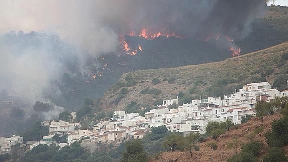 Las llamas estuvieron muy cerca del núcleo de Lújar 