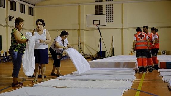 Pernoctan en polideportivos 170 de los 624 evacuados por el incendio de Gualchos