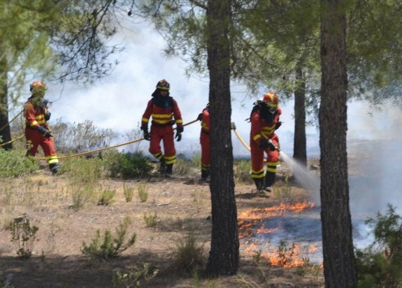 Un equipo de la UME combate las llamas para intentar frenar uno de los frentes.