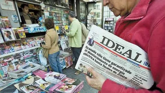 Un lector adquiere el periódico IDEAL en un quiosco