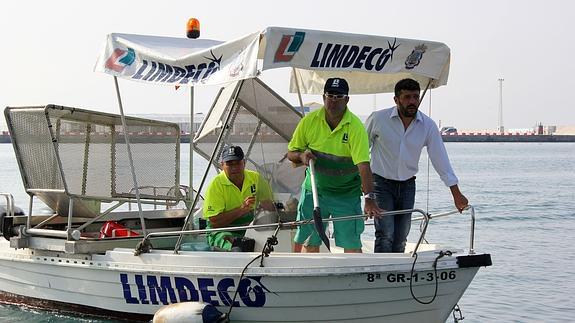 Comienza a funcionar el barco limpia playas de LIMDECO