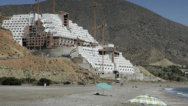 El Algarrobico es el hotel que se sitúa en una playa de Carboneras, Almería