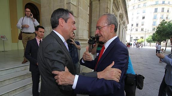 El alcalde de Sevilla, Juan Espadas (PSOE), recibe al regidor de Málaga, Francisco de la Torre (PP), el 1 de julio. 