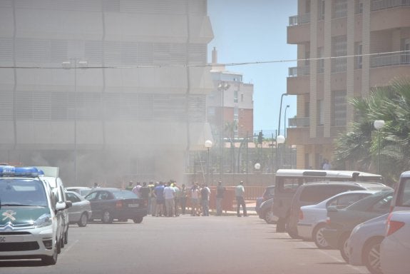 El edificio de la Comandancia escupió humo durante una media hora hasta que efectivos del cuerpo de Bomberos lograron controlar la situación.