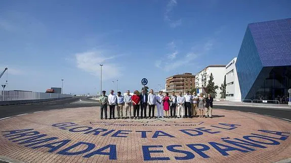 Representantes políticos e institucionales, ayer, durante la inauguración de la rotonda dedicada a la Armada Española. A la derecha, el nuevo edificio azul.
