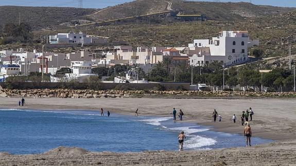 Bañistas en una playa de Carboneras.