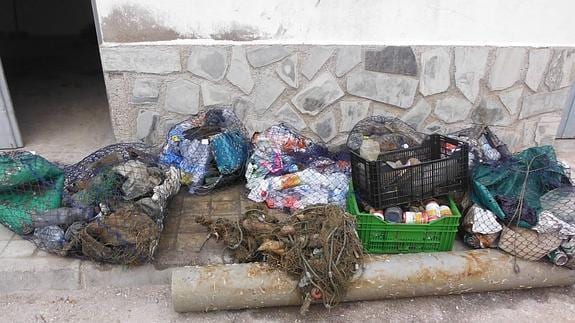 Kilos de basura marina que las redes de los barcos de la cofradía de pescadores de Motril, dentro de la iniciativa 'Ecopuertos', han ido recopilando en el litoral motrileño.
