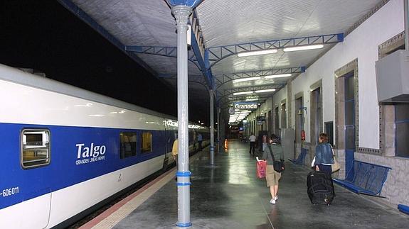 Un tren Talgo nocturno, estacionado en Granada.