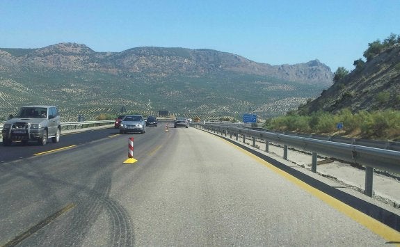 Tramo del puerto Carretero de la autovía A-44, en el que los dos sentidos de la circulación comparten calzada y en la otra se trabaja para reparar el pavimento.