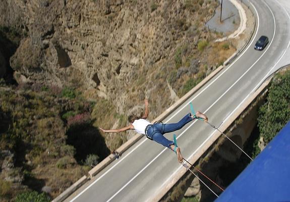 Una persona emprende el 'vuelo' desde el puente de Tablate. 