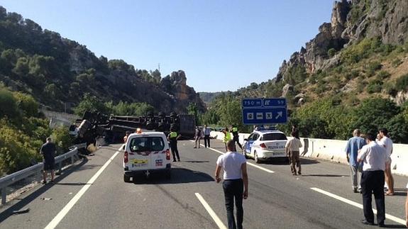 Restablecida la circulación en la A-44 en sentido Granada tras la retirada del camión volcado