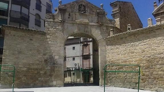 Entorno de la Puerta del Ángel recién pavimentado con la remodelación de La Alameda.