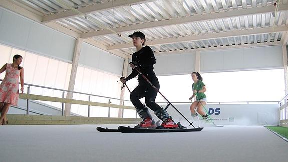Crean un simulador único en España que permite aprender a esquiar sin pisar la nieve
