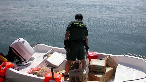 Detenidos dos vecinos de Almería con 600 kilos de hachís en una embarcación