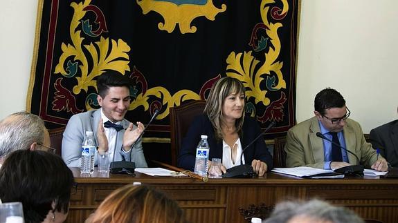 Esperanza Pérez preside el pleno de Níjar. 