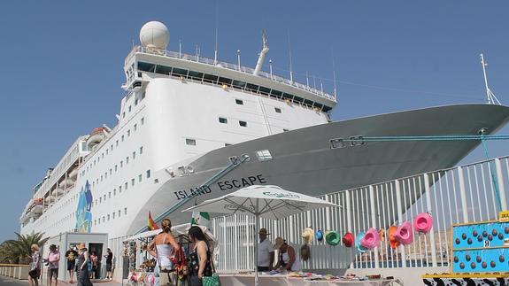 Dos piscinas, discoteca, spa... un gigante atraca en el Puerto de Almería