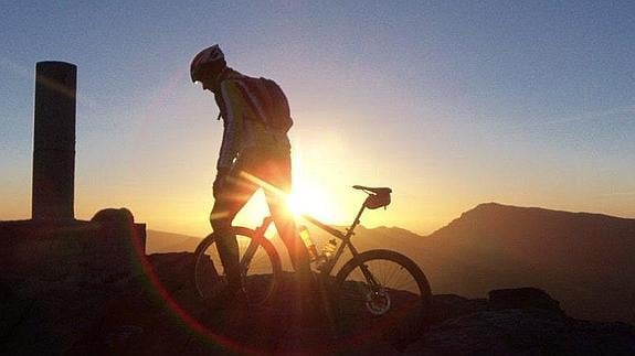La subida nocturna al Veleta en bicicleta de montaña reúne a 150 'bikers' de toda España