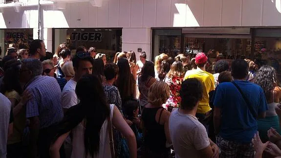Un centenar de clientes se agolpa a las puertas de Tiger, el pasado 24 de julio, día de su apertura. 