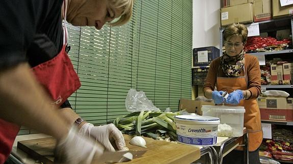 Dos voluntarias preparan la comida en el comedor de San Roque, en una imagen de archivo.