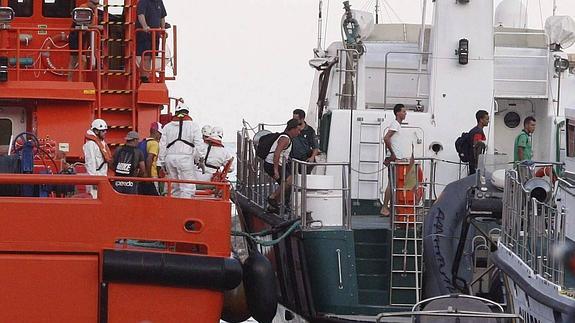 Los diez varones de origen magrebí que han sido rescatados llegan a puerto. 