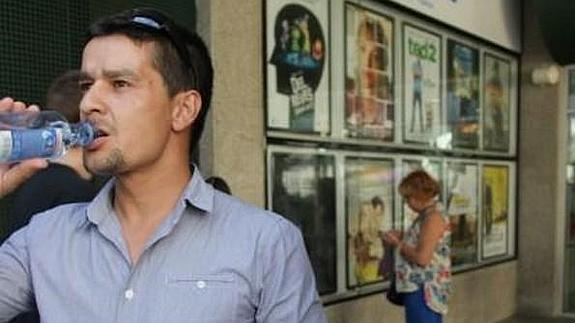 Obligan a un hombre y a su hijo a abandonar el cine por una botella de agua