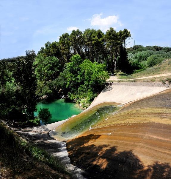 El aliviadero del Cubillas crea una laguna desde la que el río retoma su cauce y sus roberas.