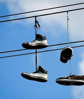 significan las zapatillas colgadas los cables eléctricos? | Ideal