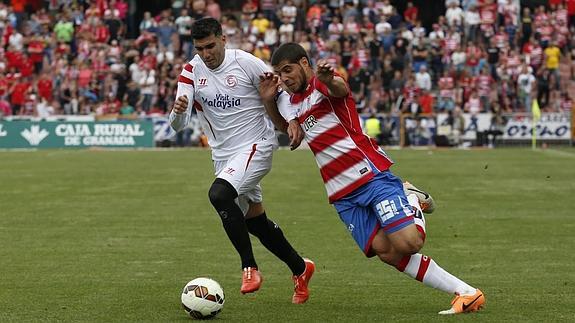 Emanuel Insúa, durante un partido con el Granada. 