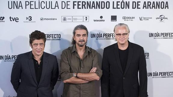 De izquierda a derecha, Benicio del Toro, Fernando León de Aranoa y Tim Robbins