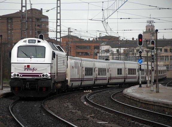 Un tren Talgo como los que ayer experimentaron retrasos de hasta cuatro horas para Almería. :: f. j.