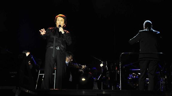 Raphael conquista en Linares a 5.000 fans