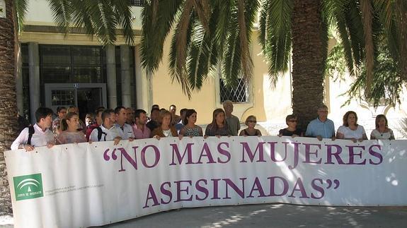 Protesta contra la violencia de género, el pasado martes, ante la Delegación del Gobierno.