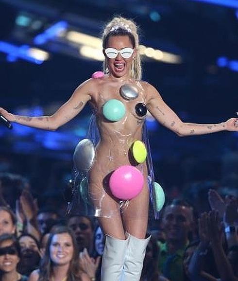 Miley Cyrus, criticada por sus extravagantes y provocativos looks en los MTV VMAs 2015