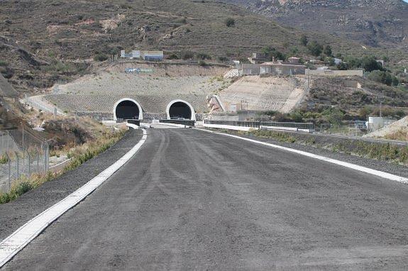 Plataforma acabada y túneles tapiados en la paralizada obra de construcción de la línea de alta velocidad entre Almería y Murcia. 