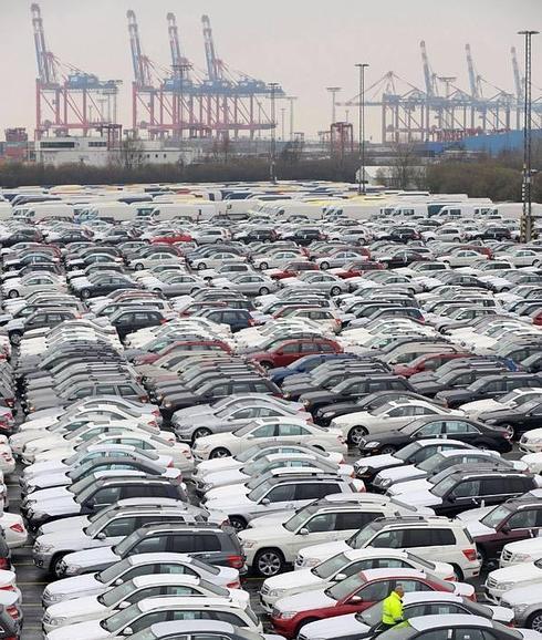 Decenas de vehículos esperan para ser matriculados.