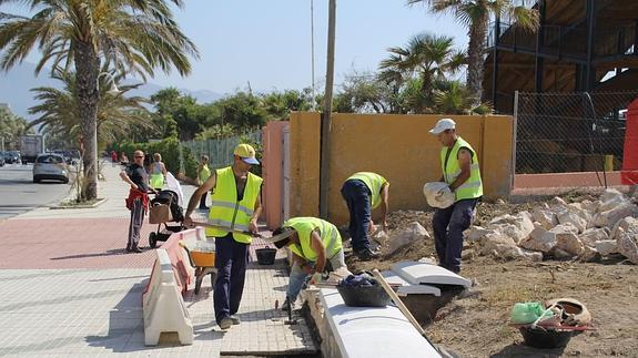 Trabajadores contratados con los planes de empleo de la Junta en Almuñécar.