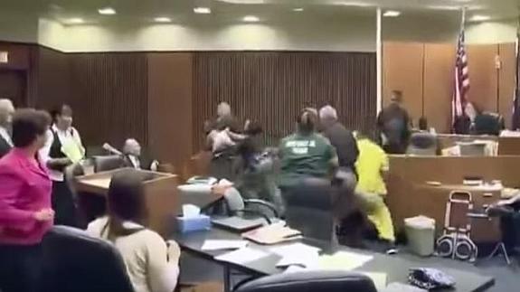 Un padre pierde los nervios y golpea al asesino de su hija durante el juicio
