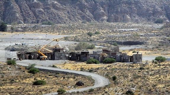 Varias edificaciones que simulan ser de barro se suceden en el paraje de El Chorrillo, donde se rodó 'Exodus'. 