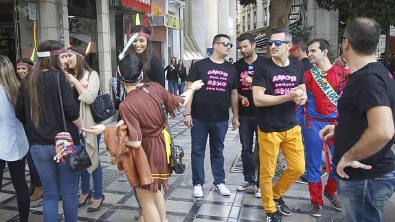 Una despedida de chicas y otra de chicos se cruza en Granada. 