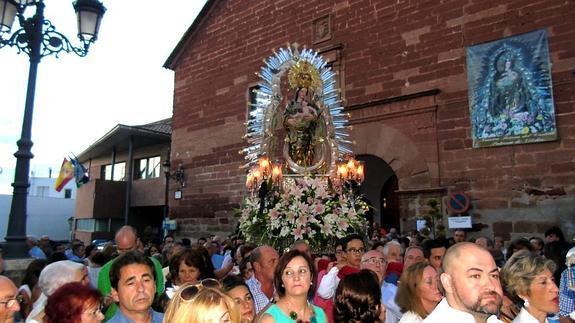 Miles de fieles acompañaron a la Virgen del Castillo en Vilches. 