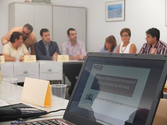 La reunión tuvo lugar ayer en la sede de Comisiones Obreras, en la calle Javier Sanz de la capital, con la presencia de una veintena de colectivos de la sociedad civil.